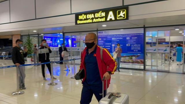 1643378592165049220.jpg 朴恒绪走出机场.jpg